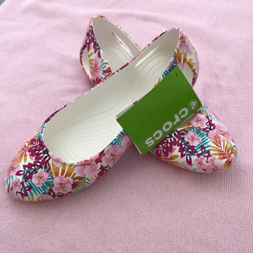 NWT Fun, floral Crocs Laura Graphic Flats 🌺🌸🌺🌸